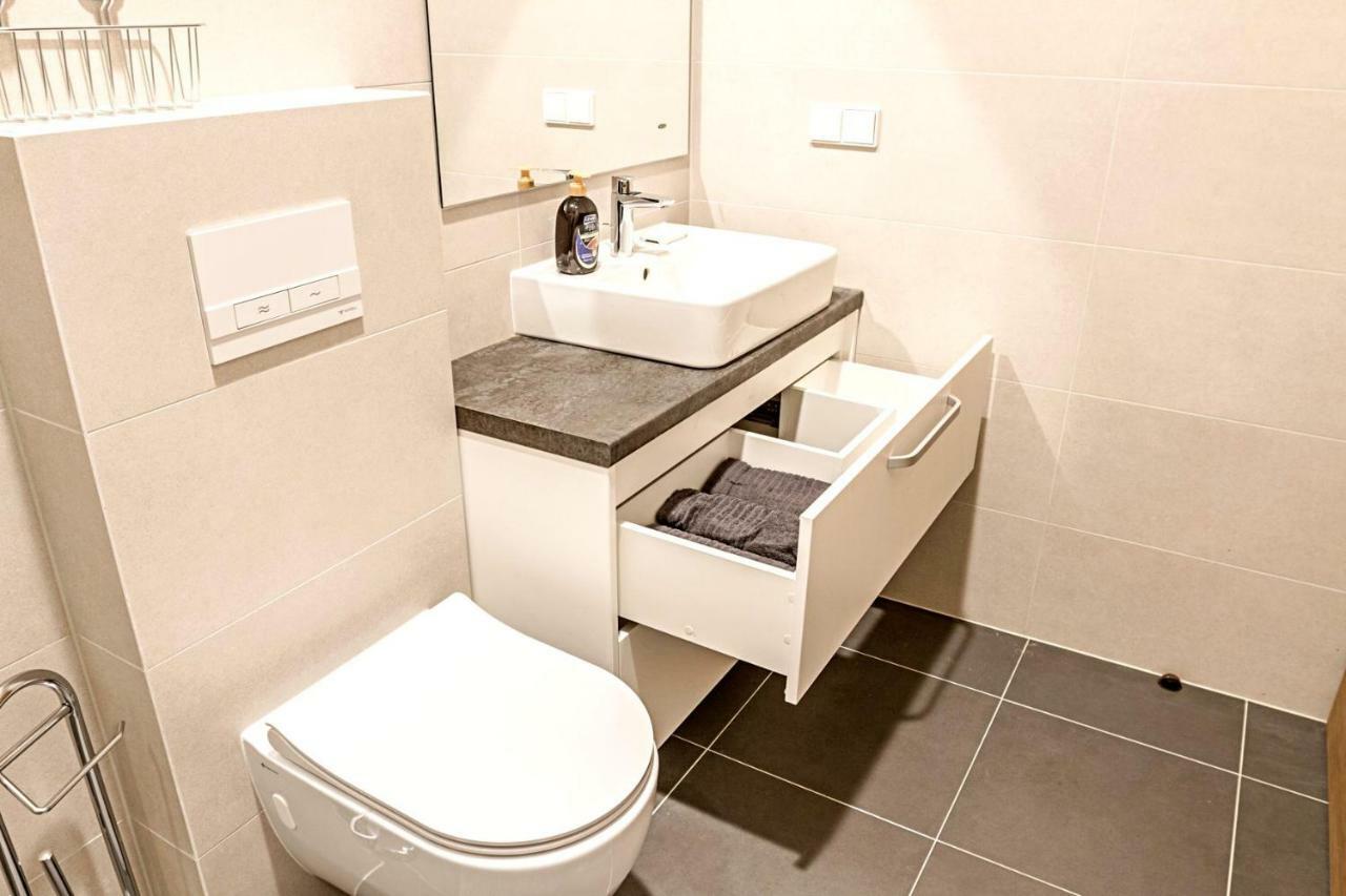 Modern 1Bd Apartment In Old Town By Hostlovers カウナス エクステリア 写真
