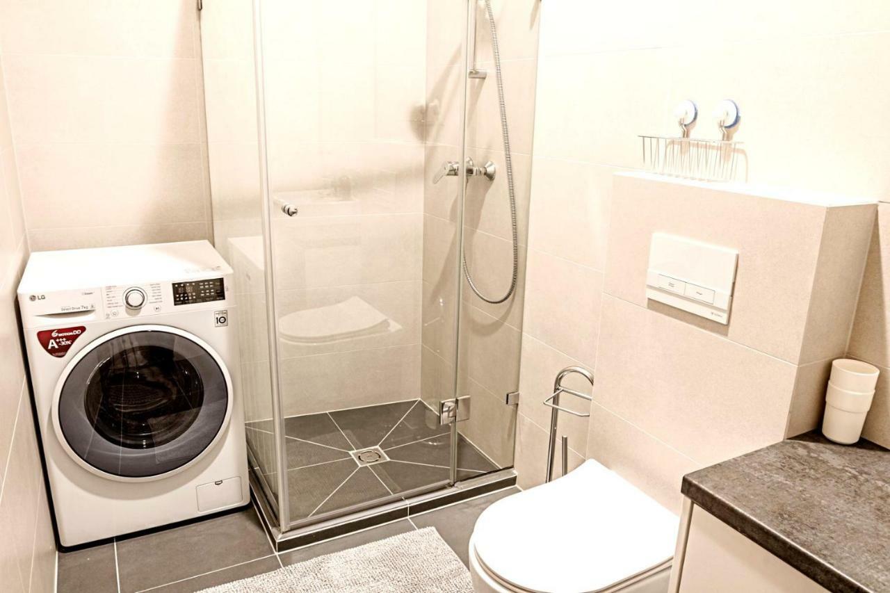 Modern 1Bd Apartment In Old Town By Hostlovers カウナス エクステリア 写真